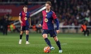 每体：德容与巴萨续约谈判进展顺利