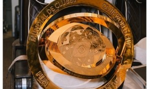 九游官方中心-把奖杯带回家！切尔西社媒晒世俱杯奖杯搭飞机照片：一路平安