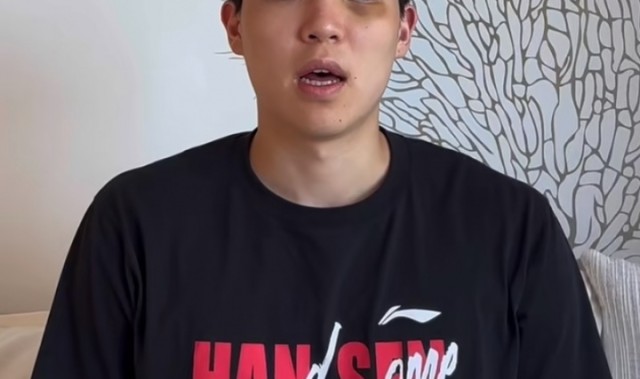 九游官方网站-😲杨瀚森肿着熊猫眼回复东契奇：谢谢关注 等你的手机号 赛场见